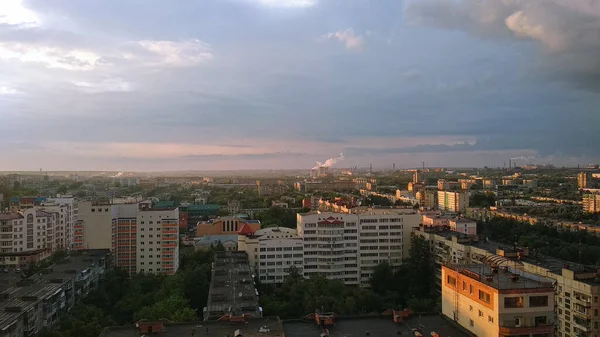 Wieczorne Światło Słoneczne Pada Duże Przemysłowe Miasto Panorama — Zdjęcie stockowe