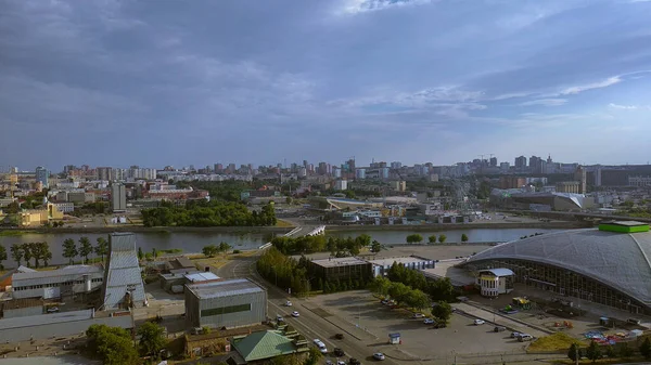 Панорама Большого Города Грозовые Тучи Над Ним — стоковое фото