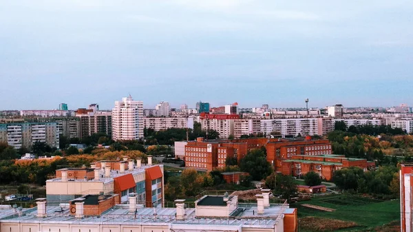 Panorama Der Abendstadt Mit Vielen Gebäuden — Stockfoto