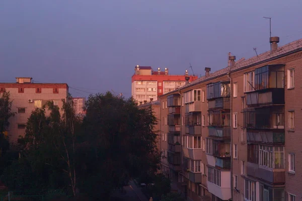 Paprsky Zapadajícího Slunce Dopadají Domy Ruského Města — Stock fotografie