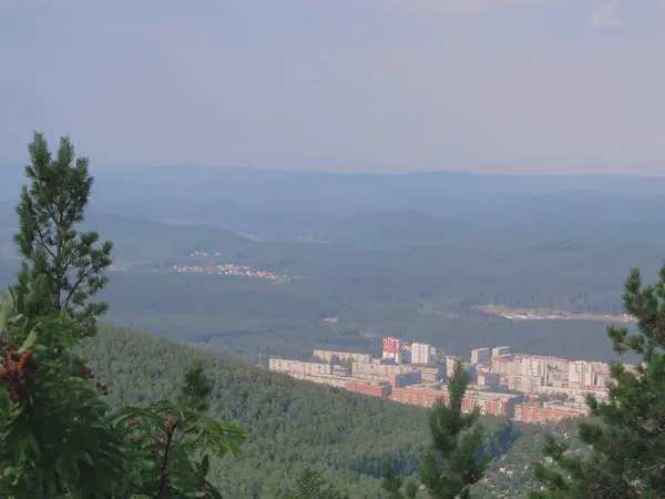 Stad Omgiven Skog Och Berg — Stockfoto