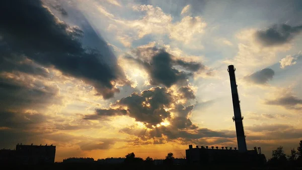 Heizungskamin Vor Dem Hintergrund Schöner Wolken Und Sonnenlicht — Stockfoto