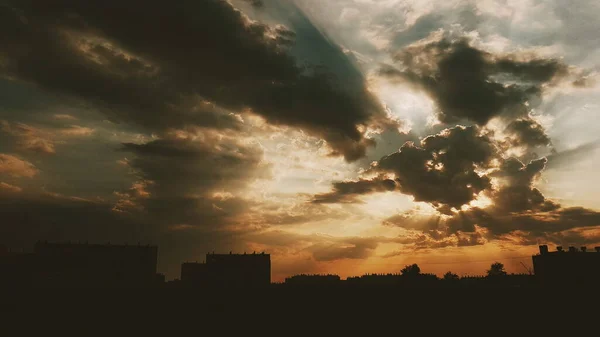 Siluetas Edificios Fondo Hermoso Cielo Nublado Luz Del Sol — Foto de Stock