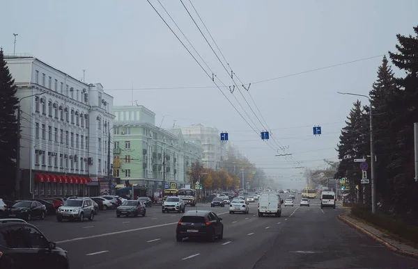 ロシアのチェリャビンスク 2020年10月1日 レーニン通り 日中の交通量が多い — ストック写真