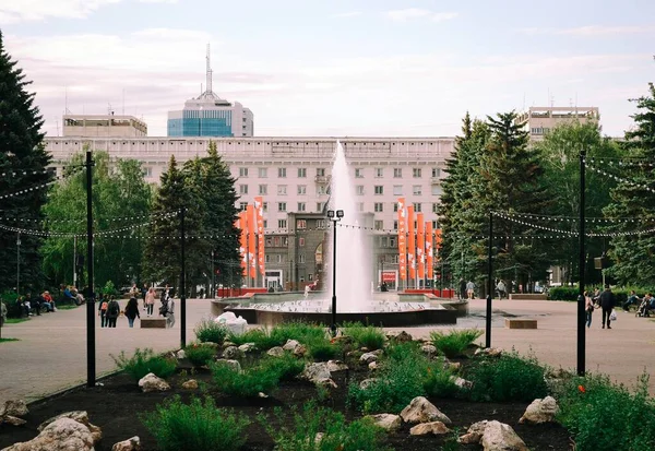 Chelyabinsk Rússia Junho 2021 Praça Revolução Pessoas Caminham Verão Parque Fotos De Bancos De Imagens