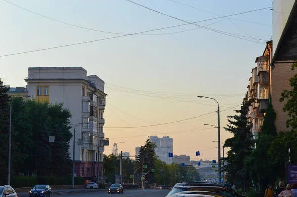 チェリャビンスクロシア 2021年7月9日 クラスナヤ通り 夕方の街の景色 — ストック写真
