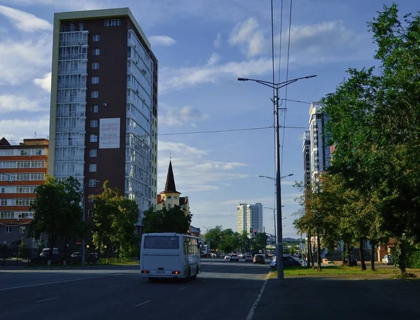 Chelyabinsk Rusland Juli 2021 Vrijheidsstraat Autoverkeer Avondstad — Stockfoto