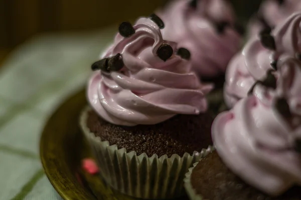 Muffins de chocolate com creme doce rosa — Fotografia de Stock