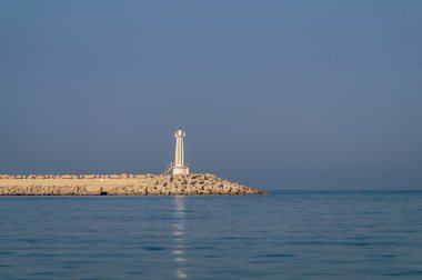 Uzun bir sahil deniz feneri