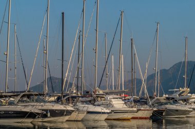 Bir Harbor dokuz Yelkenliler