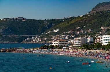 Kalabalık beach resort yakınındaki dağlar