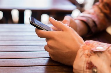 Bir kişinin elinde Smartphone