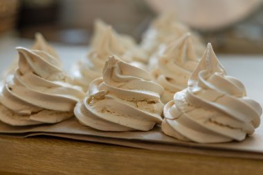 Kremsi meringues doruklarına