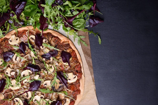 Итальянская пицца и весенний салат на темном деревянном фоне. Вид сверху, место для копирования . — стоковое фото