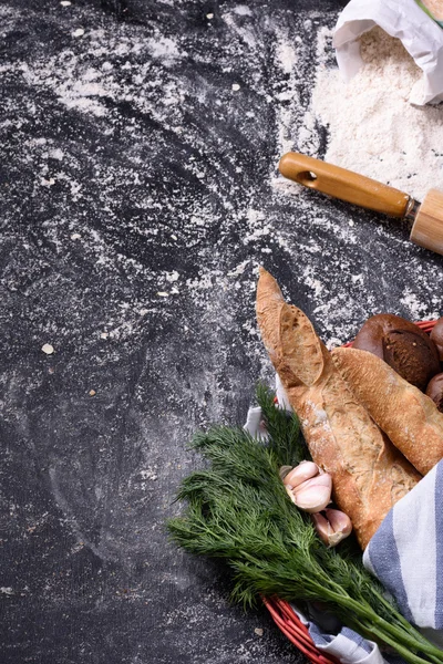 Γαλλική μπαγκέτα, ψωμί σίκαλης και αλεύρι στο μαύρο πίνακα κιμωλίας. Αγροτική κουζίνα ή στο φούρνο, φόντο με αντίγραφο χώρου. — Φωτογραφία Αρχείου