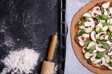 Tepsi, un ve oklava pişirme sebze pizza. Üstten Görünüm.