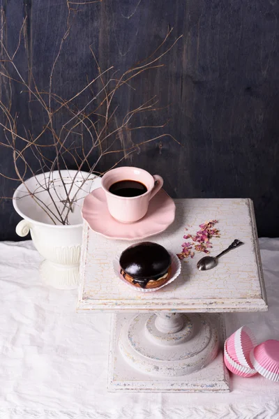 Dessert al cioccolato e caffè in tazza rosa sul tavolo vintage . — Foto Stock