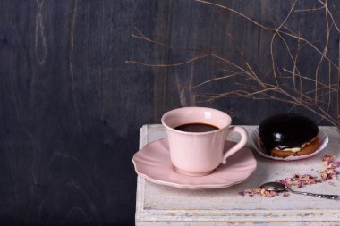 Antika tablo üzerinde kahve ve çikolata kek. Ahşap rustik arka plan.