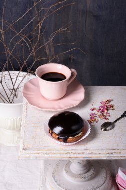 Antika ahşap masa kahve ile tatlı, çikolatalı kek.