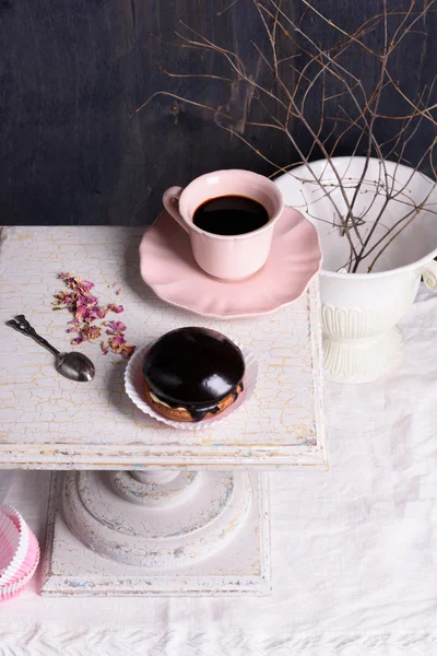 Cupcake al cioccolato con tazza di caffè sul tavolo da dessert in legno rustico . — Foto Stock