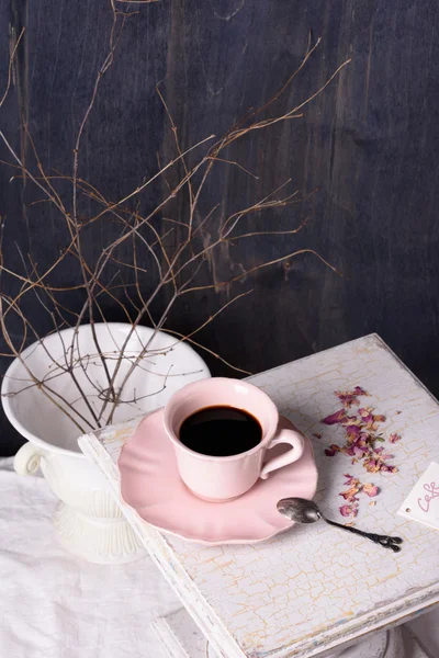 Caffè nero in tazza rosa. Tavolo da caffè in stile provenzale . — Foto Stock