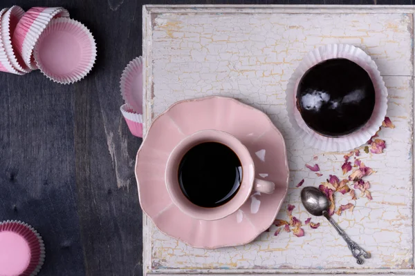 Cupcake al cioccolato e caffè in tazza rosa. Vista dall'alto, copia spazio . — Foto Stock