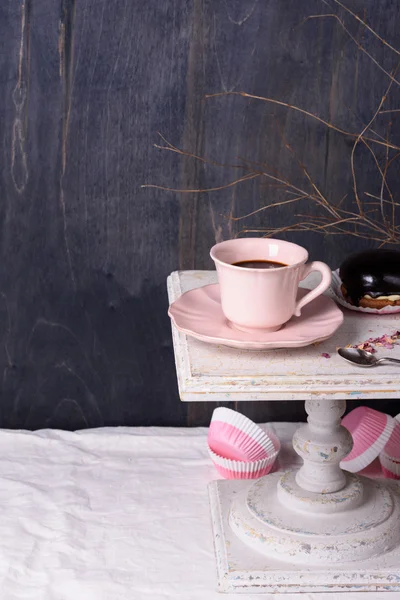 Tazza di caffè e dessert cupcake sul tavolo vintage. Copia spazio . — Foto Stock