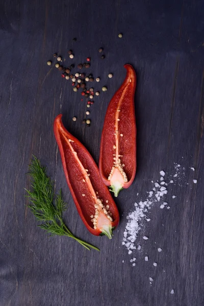 Rode paprika met specerijen en zout op rustieke houten tafel. Bovenaanzicht food fotografie. — Stockfoto