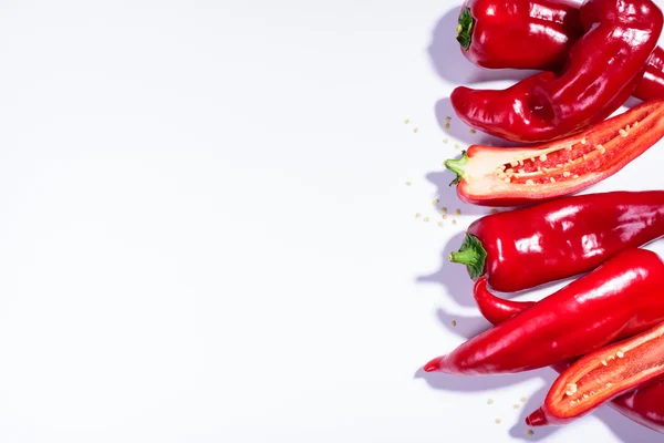 Κόκκινες καυτερές πιπεριές πάνω από το λευκό φόντο αντιγράψετε χώρο, κάτοψη. — Φωτογραφία Αρχείου