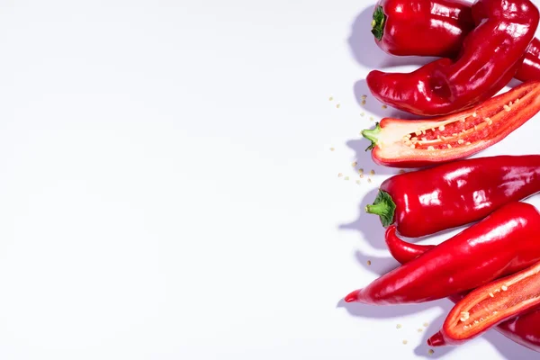 Pimentos de pimenta vermelha quente sobre o espaço de cópia de fundo branco, vista superior . — Fotografia de Stock