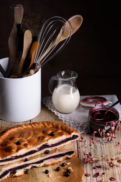 Ev yapımı kek, krepteki süt ve reçel rustik ahşap tablo. 