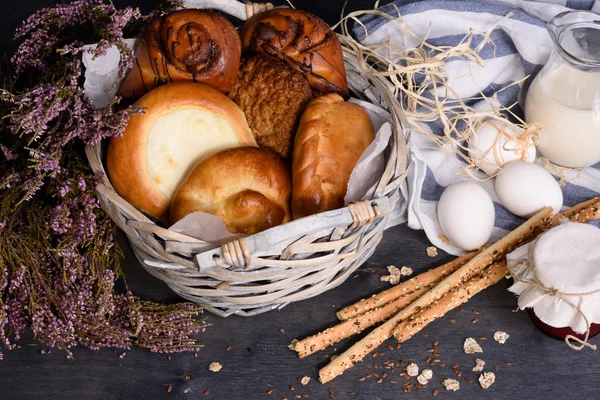 Pasticcini al forno e dolci. Colazione rurale con marmellata, latte e uova . — Foto Stock