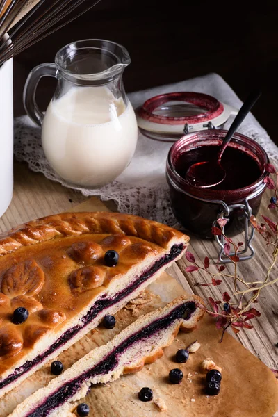 Rustik berry pie. Reçel ve süt ile lezzetli blueberry tart. 