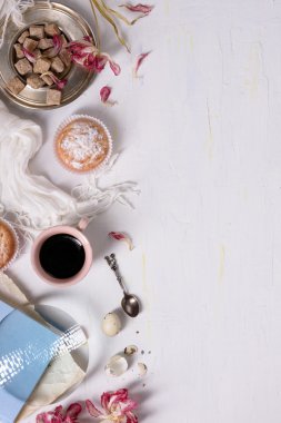 Kahve ve tatlı, yukarıda kahvaltı. Serbest metin alanı ile arka plan düzeni. 