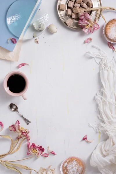 Cafe menyn ram. Kopp kaffe och kakor. Färska morgonespresso, ovanifrån, kopia utrymme. — Stockfoto