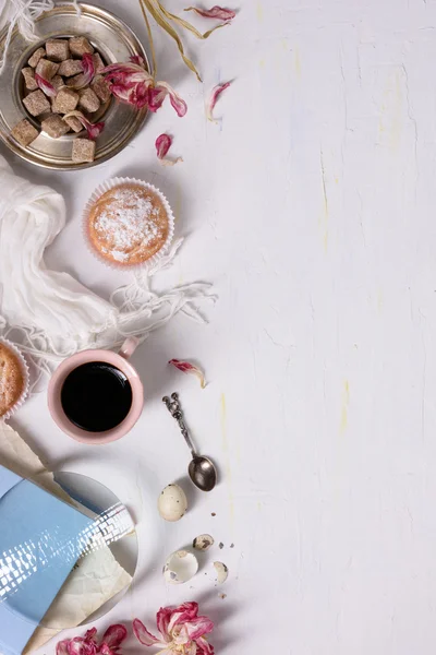 Kahve ve tatlı, yukarıda kahvaltı. Serbest metin alanı ile arka plan düzeni. 