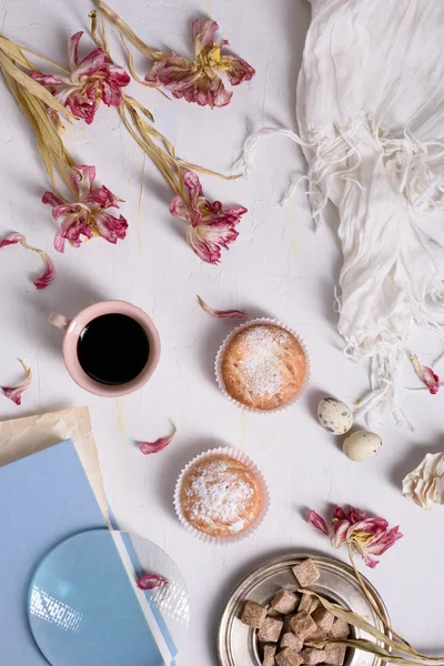 Καφέ και κέικ με ροζ tulip λουλούδια, πρωί ρομαντική στιγμή. Κάτοψη. — Φωτογραφία Αρχείου