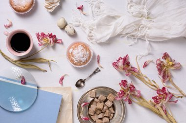 Romantik kahvaltı. Cupcakes, kahve, bıldırcın yumurtası. Beyaz arka plan, kopya alanı. 