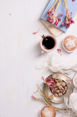 Kahve ve kek ile Pembe Lale çiçek üzerinde beyaz arka plan, üstten görünüm.