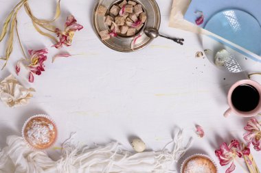 Hamur işleri ve beyaz arka plan, bir Fransız şekerlemeler çerçeve üzerinde kahve. Üstten Görünüm, kopya alanı. 