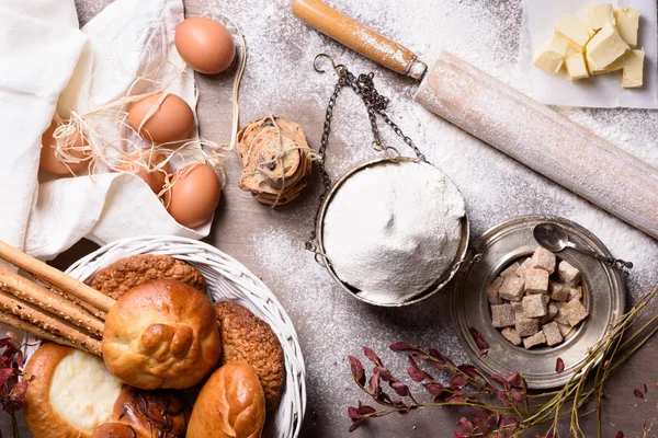 Malzemeler - un, tereyağı, yumurta, şeker pişirme. Un-esaslı gıda pişmiş: ekmek, kurabiye, kek, hamur işleri. Üstten Görünüm. 