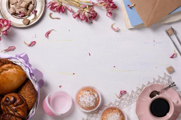 Frühstück mit einer Vielzahl von Gebäck, Desserts, Kaffee, Zucker und Tulpenblättern. Kopierraum, Ansicht von oben. — Stockfoto