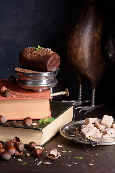 Sobremesa de trufa de chocolate, massa de avelã com cacau em pó. Mesa de madeira rústica, livros antigos . — Fotografia de Stock