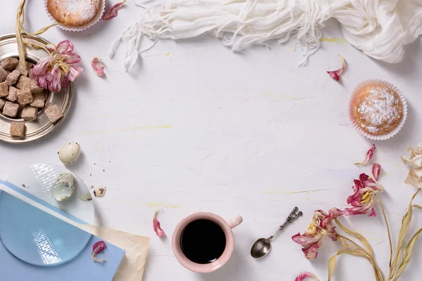 Cupcake e caffè, luce del mattino, cornice alimentare. San Valentino o la colazione del giorno del matrimonio. Copia spazio, vista dall'alto . — Foto Stock