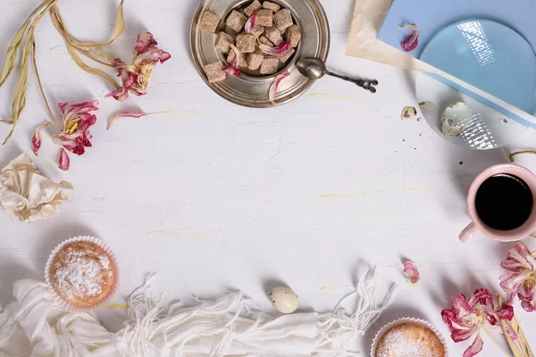 Hamur işleri ve beyaz arka plan, bir Fransız şekerlemeler çerçeve üzerinde kahve. Üstten Görünüm, kopya alanı. 