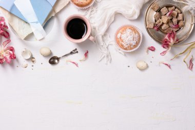 Hamur işleri, kahve, beyaz arka plan. Yüksek açılı görünüş, kopya alanı. 