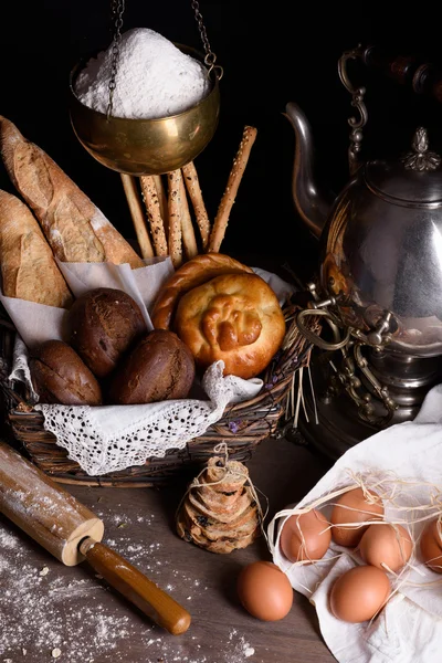 Primo piano di pane fresco e dolci in panetteria e uova marroni biologiche . — Foto Stock