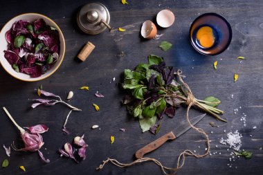 Bahar radicchio salatası fesleğen, sarımsak ve yumurta sarısı ile. Ahşap masa üzerinde sağlıklı gıda maddeleri. Üstten Görünüm. 