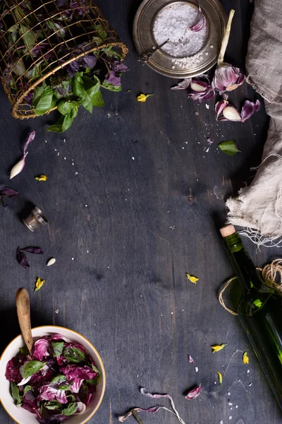 Ensalada de primavera fresca con ingredientes sobre fondo de madera, espacio de copia, marco de alimentos, directamente encima . — Foto de Stock