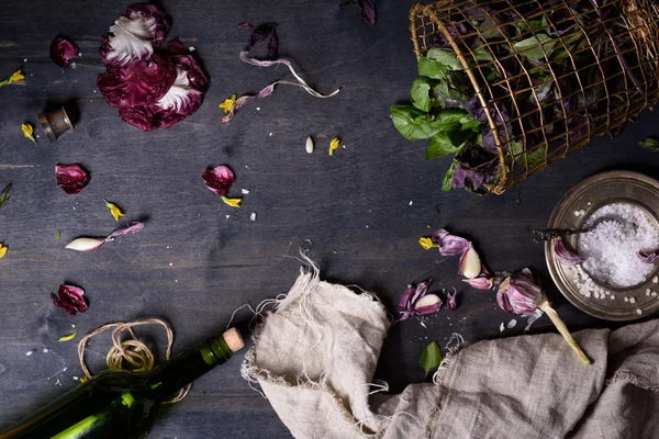 Verde fresco primavera giardino basilico, bottiglia di vino rosso e insalata ingredienti sulla tavola di legno. spazio di testo libero, direttamente sopra, posa piatta . — Foto Stock